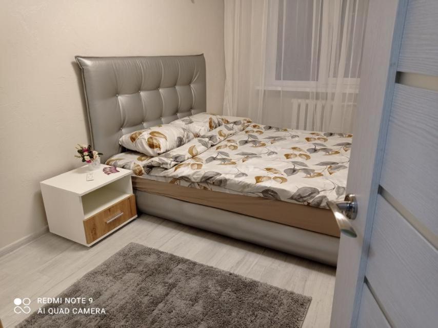 Tempat tidur dalam kamar di Центр Набережная красивая