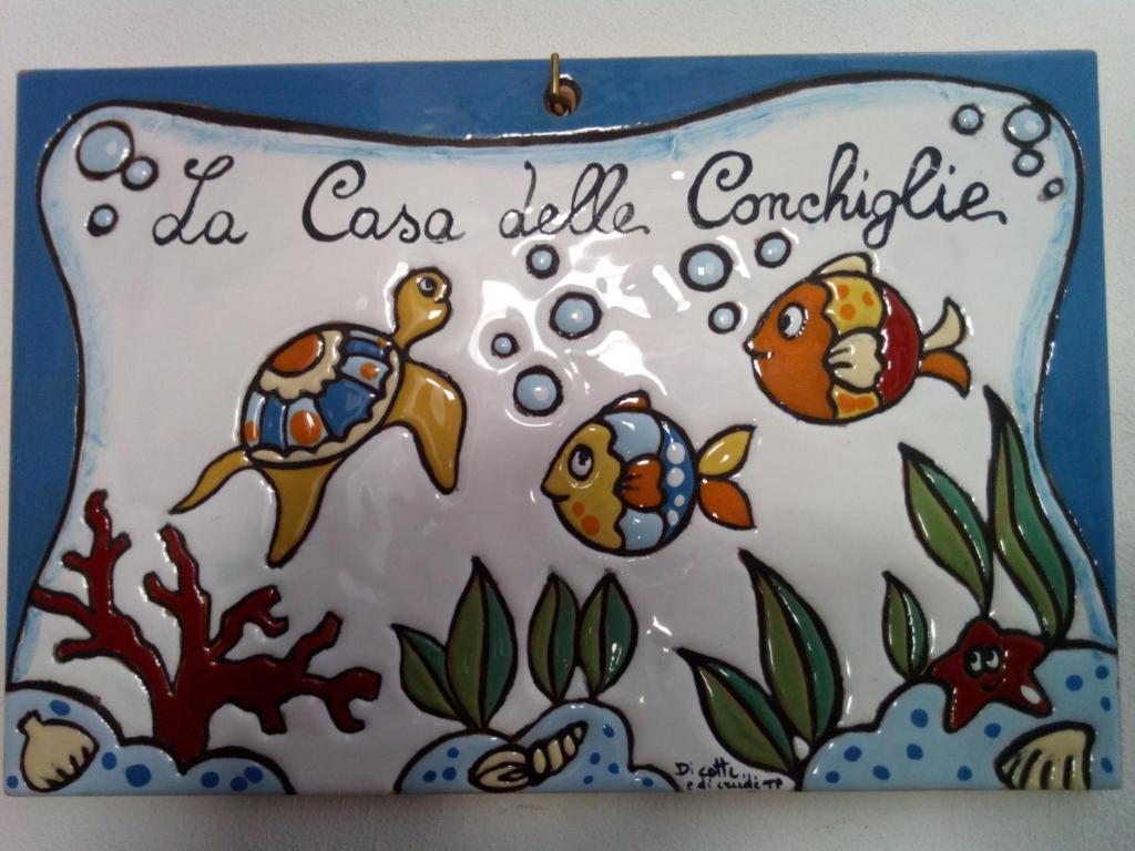 a cake with turtles on top of it at La Casa Delle Conchiglie in Trapani