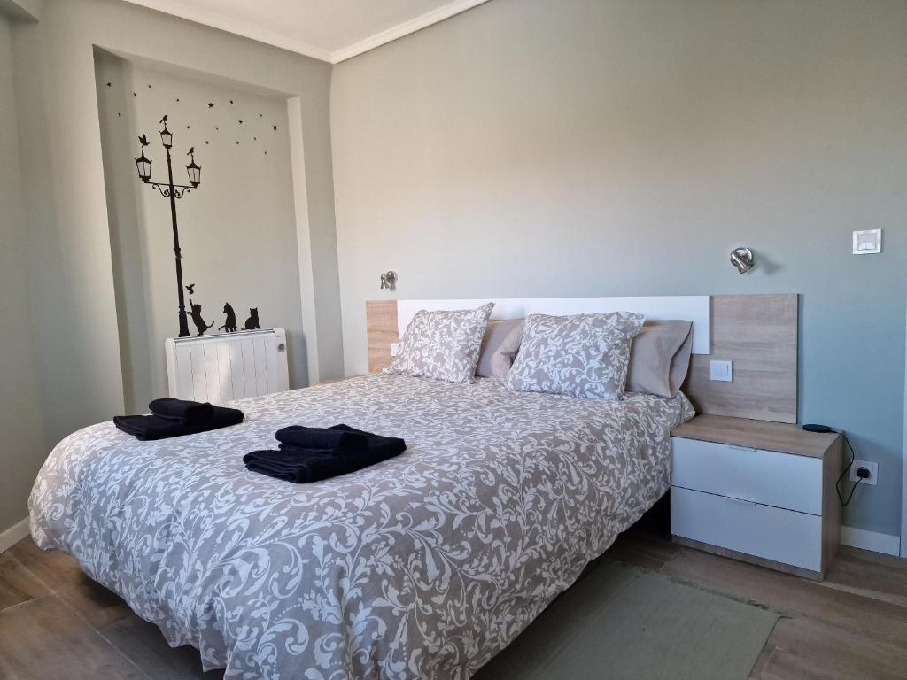 - une chambre avec un lit et 2 serviettes noires dans l'établissement PASARELA ALMOZARA HOME, à Saragosse
