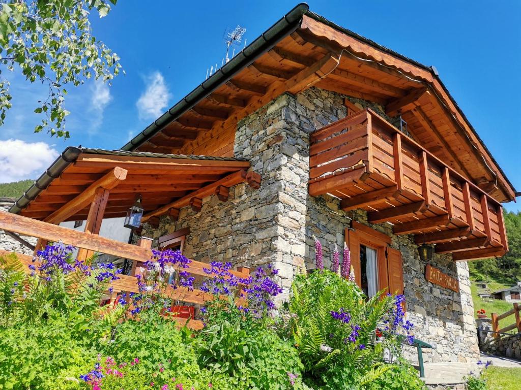 una casa in pietra con tetto in legno di Baita Carnale, Montagna in Valtellina a Cà Paini