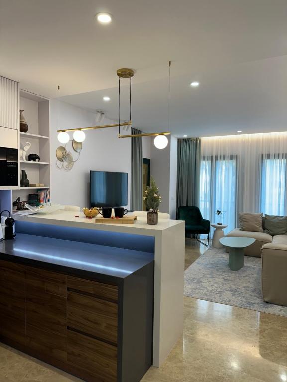 TV a/nebo společenská místnost v ubytování Luxury Blue Coast Seaside Retreat Marbella