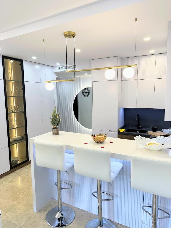 Kuchyň nebo kuchyňský kout v ubytování Luxury Blue Coast Seaside Retreat Marbella
