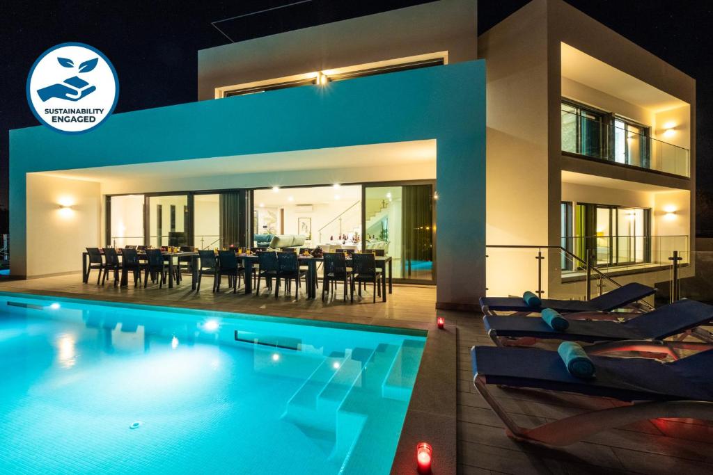 une image d'une maison avec une piscine dans l'établissement Villa Charlotte by Algarve Vacation, à Armação de Pêra
