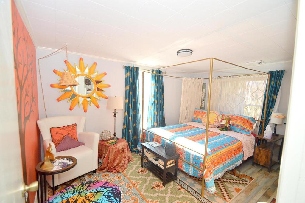 Postel nebo postele na pokoji v ubytování El Refugio - Pet Friendly, Grill, Wifi, Zen Garden, Downtown Location, Fire Pit