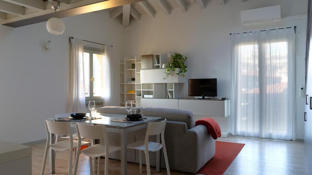 ein Wohnzimmer mit Tisch und Couch in der Unterkunft Casa Manara - Sunset view in Bergamo