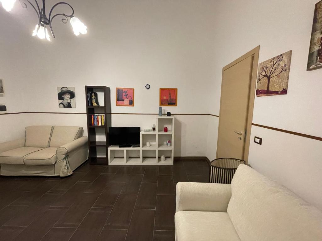 uma sala de estar com dois sofás e uma televisão em Casa Frisella em Marsala