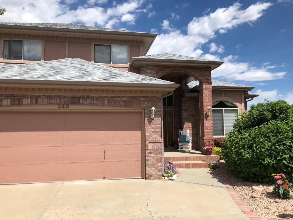 uma casa com uma porta de garagem em frente em 1 or 2 bedrooms with bath in our shared home at Indian Peaks Golf Course em Lafayette