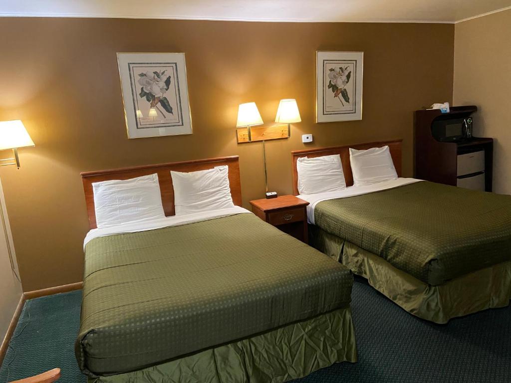 מיטה או מיטות בחדר ב-Colonial Inn