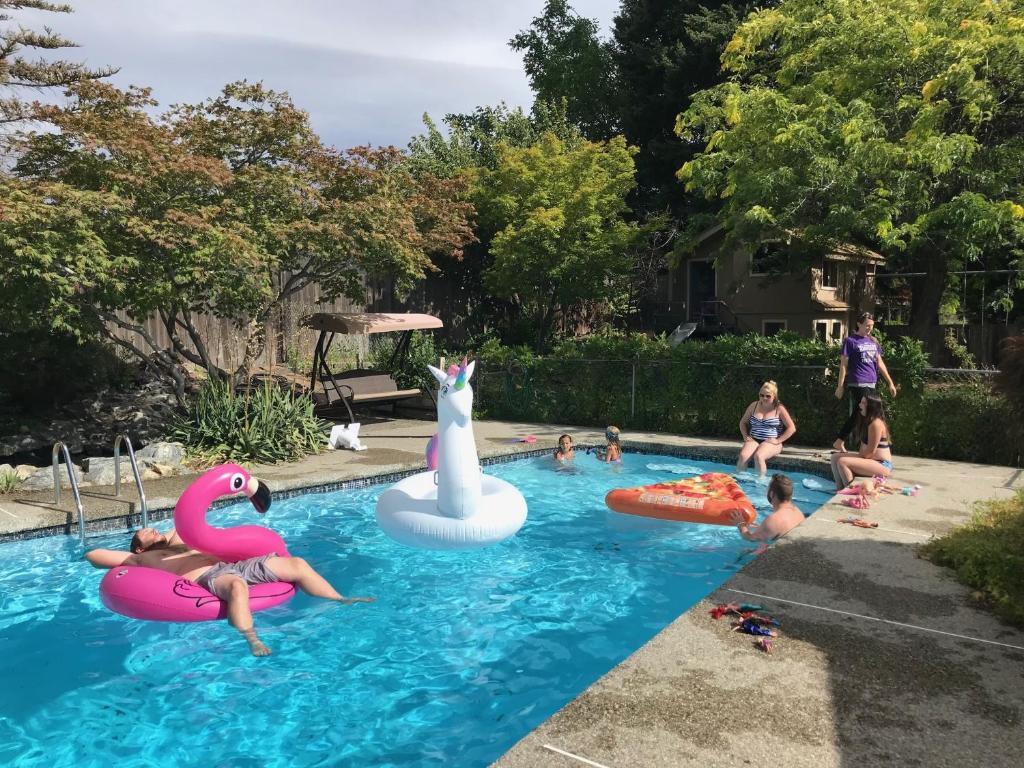 Bazén v ubytování East Wenatchee Oasis 4BR, Pool, Hot Tub, Loop Trail nebo v jeho okolí