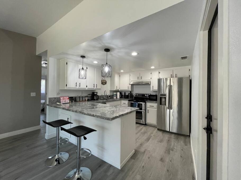 Η κουζίνα ή μικρή κουζίνα στο Entire Modern House with King bed & 65inTV