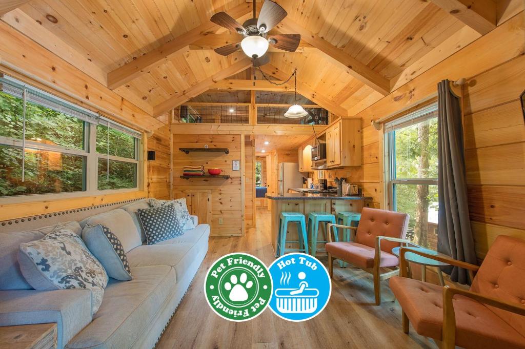 uma sala de estar e cozinha numa casa minúscula em Ryon Tiny Home Cabin City-side Rustic Retreat em Chattanooga
