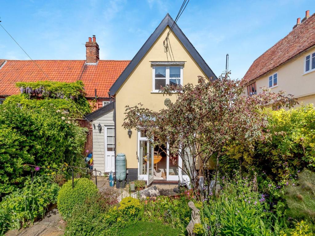 an image of a house with a garden at Cottage Ixworth in Ixworth