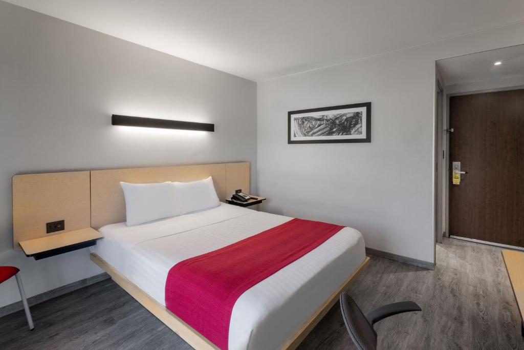 City Express by Marriott Guadalajara Aeropuerto - Queen Room