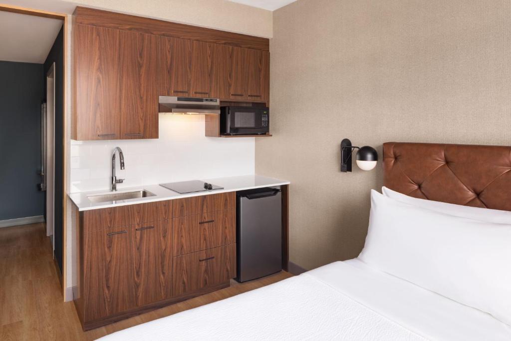Kuchyň nebo kuchyňský kout v ubytování Four Points by Sheraton Penticton at the Convention Centre