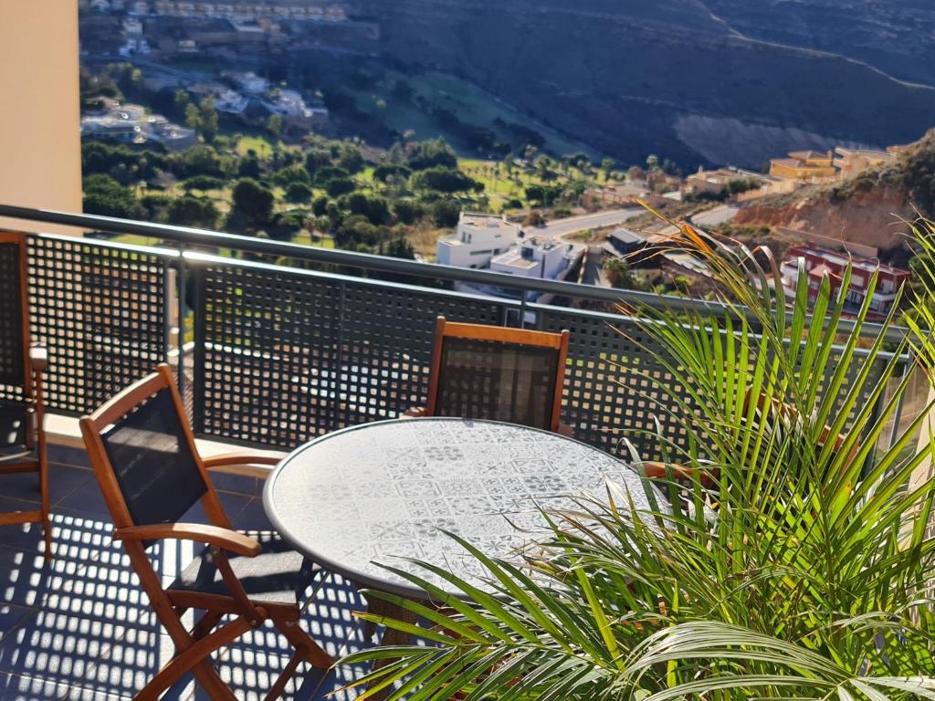 une table et des chaises sur un balcon avec vue dans l'établissement Sybarix Terrace, mar, golf, WIFI, garaje, relax, à La Envia