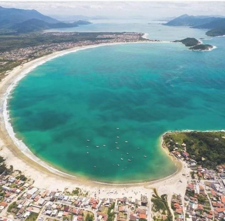 an aerial view of a beach and the ocean at Apartamento Encantador Praia da Pinheira in Palhoça