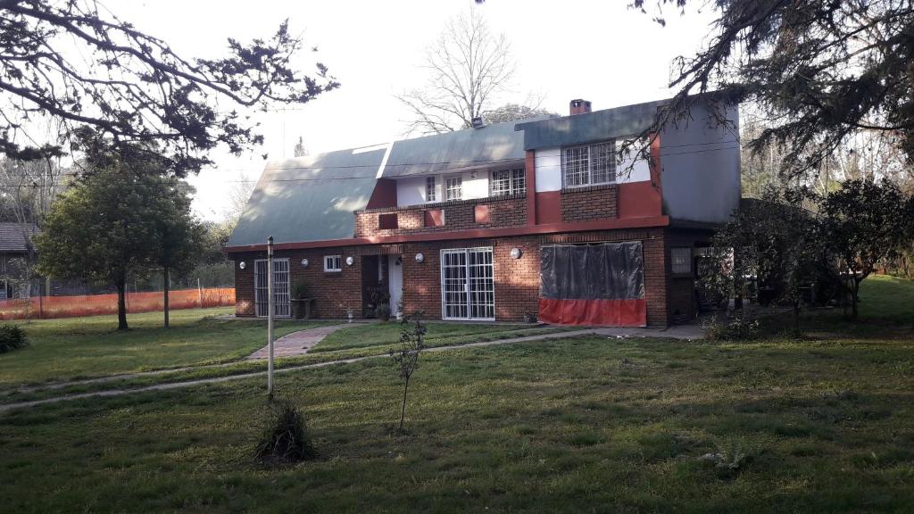 a red brick house with a black roof at Quinta Don Diego in Piñero