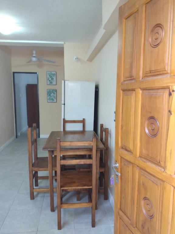 een eetkamer met een tafel en stoelen en een deur bij PH accesible en Wilde solo 3 in Wilde