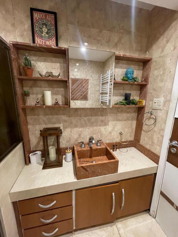 La salle de bains est pourvue d'un lavabo en bois et d'un miroir. dans l'établissement Apartamento Urca, à Rio de Janeiro