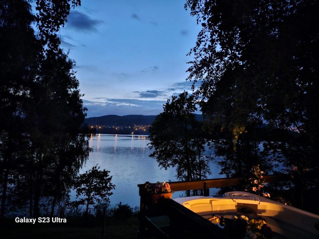 un barco sentado en un lago por la noche en Dom nad jeziorem en Żywiec