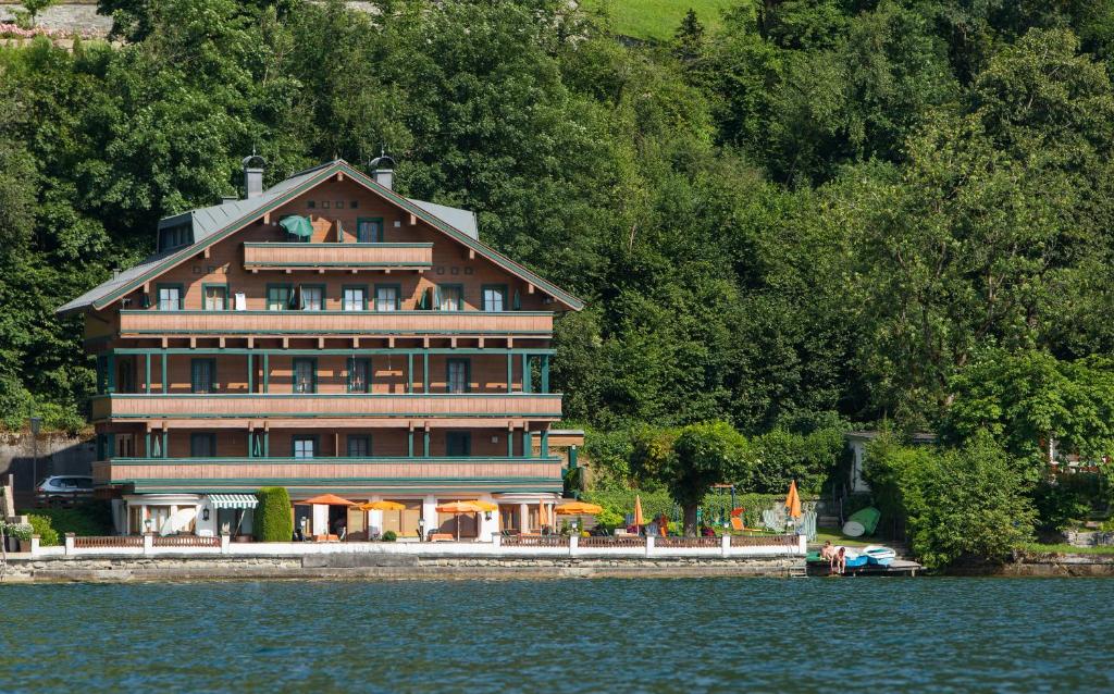 ein großes Haus am Ufer eines Sees in der Unterkunft Apartments Kitzsteinhorn in Zell am See