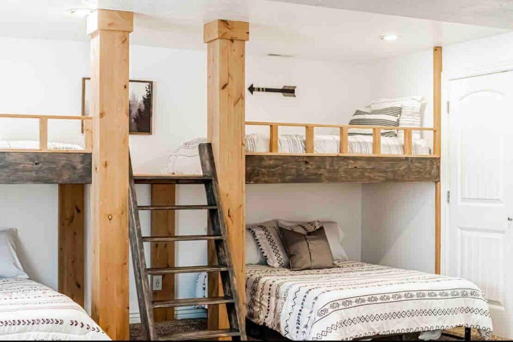 2 beliches num quarto com uma escada em Wilson Family Retreat em Blackfoot