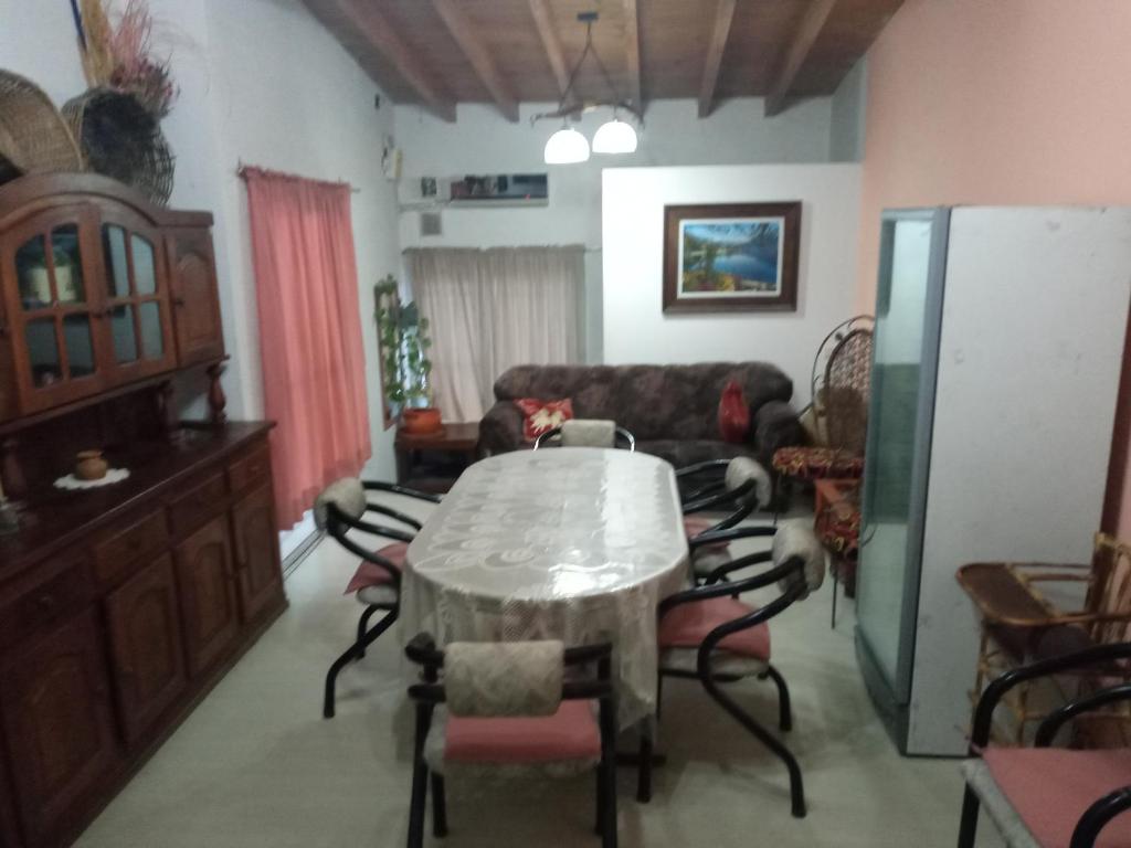 sala de estar con mesa y sofá en Sai Ram en San Martín