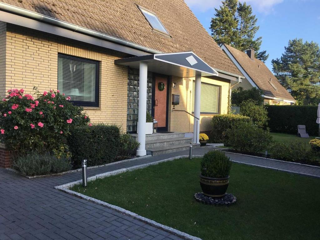 una casa con un cartello di sola andata nel cortile anteriore di BIA55 Ferienwohnung Goldene Perle a Timmendorfer Strand