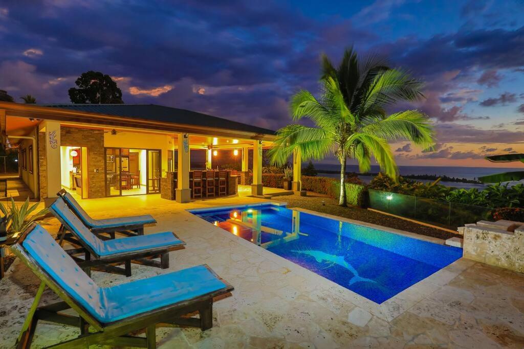una villa con piscina e una casa di Ojochal Magnificent Ocean View a Ojochal