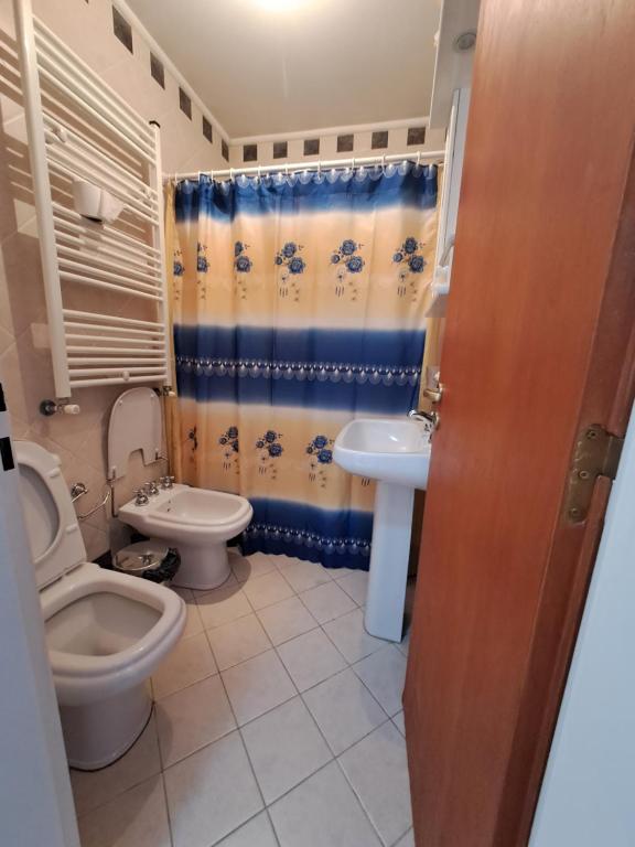 a bathroom with a toilet and a sink at Vientos del Sur in Río Gallegos