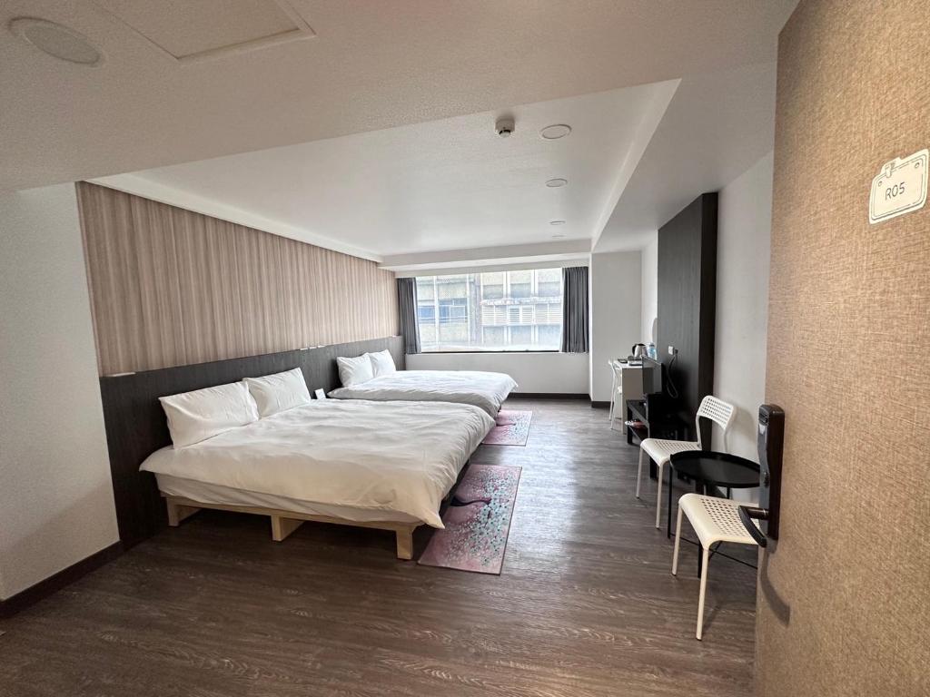 宜蘭市的住宿－可青大飯店Grand Ke-Cing Hotel，酒店客房设有两张床和窗户。