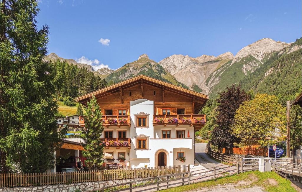 ペットイ・アム・アールベルクにあるNice Apartment In Pettneu Am Arlberg With 2 Bedrooms And Wifiの山を背景にした建物