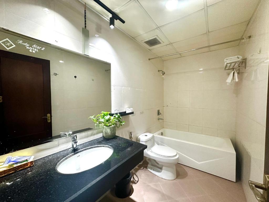 Ruby Star Hotel- Near Bến Thành Market - Suite With City View