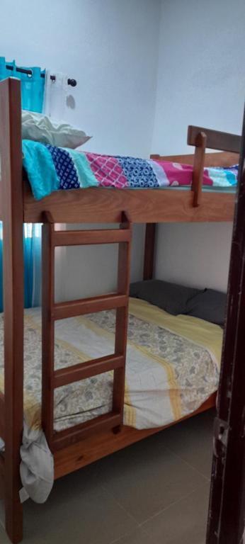 2 Etagenbetten mit einer Leiter in einem Zimmer in der Unterkunft VILLA JMB in Constanza