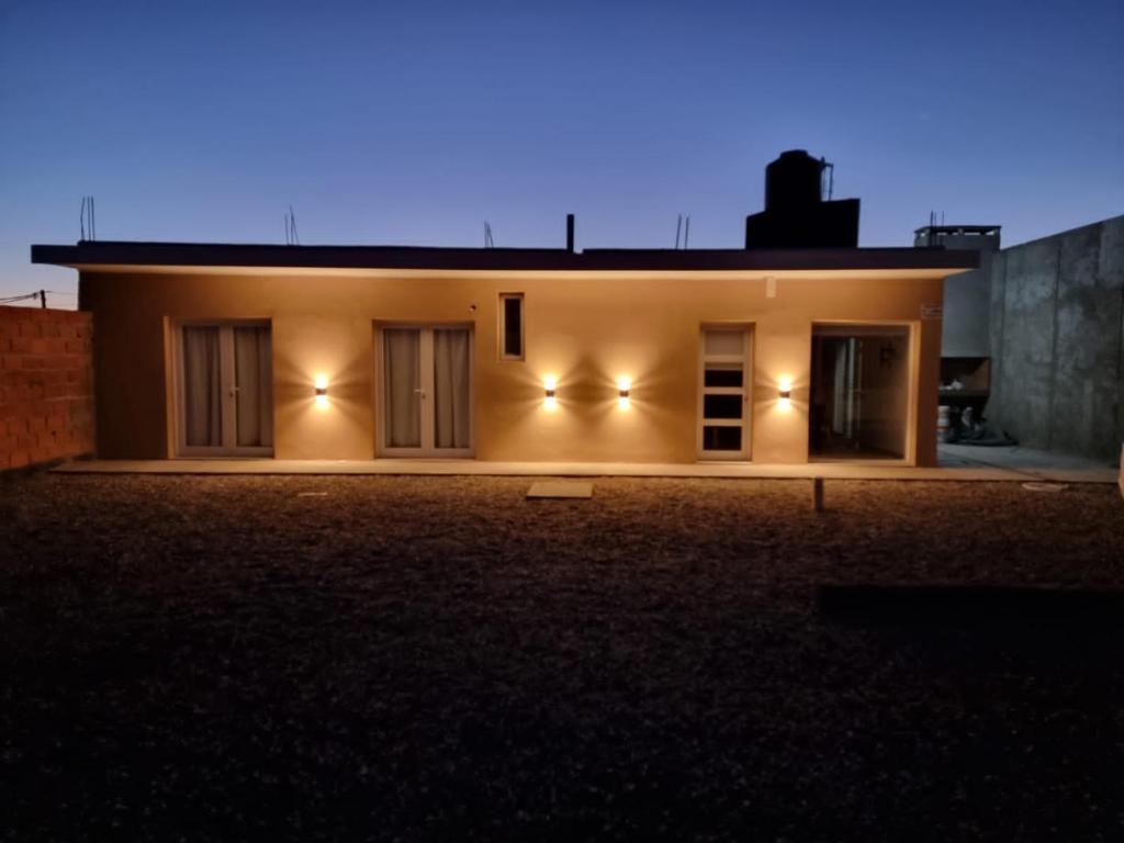 una casa por la noche con luces en la fachada en Casa Silva en Las Grutas