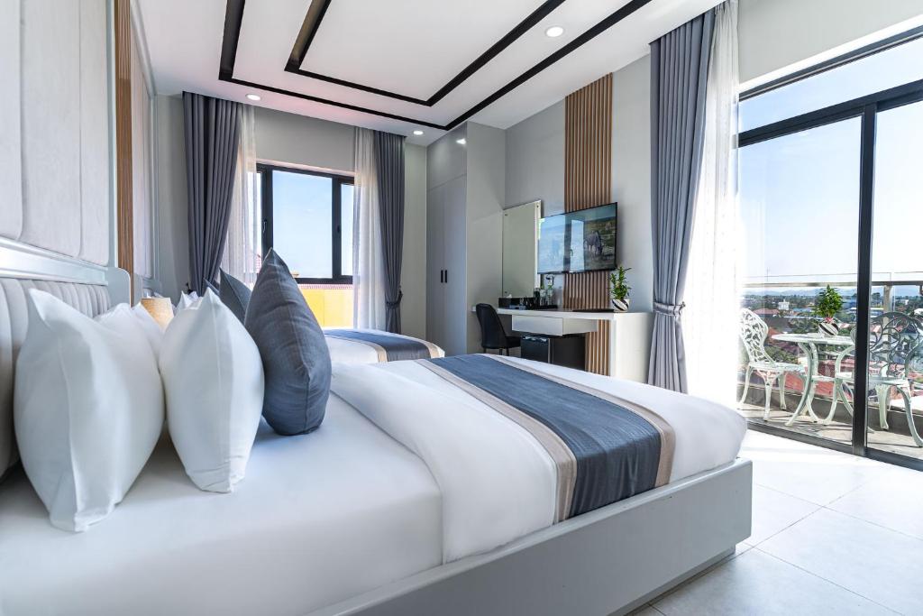 The Square Kampot Hotel - Deluxe Twin Room Com Varanda