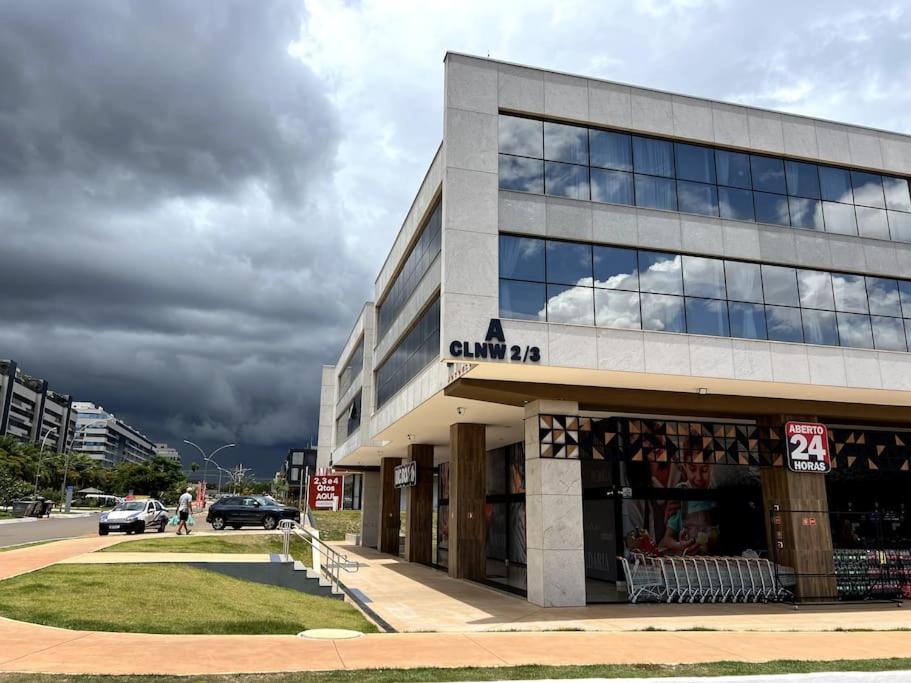 um edifício com um sinal na lateral em Noroeste, requinte e bom gosto em Brasília
