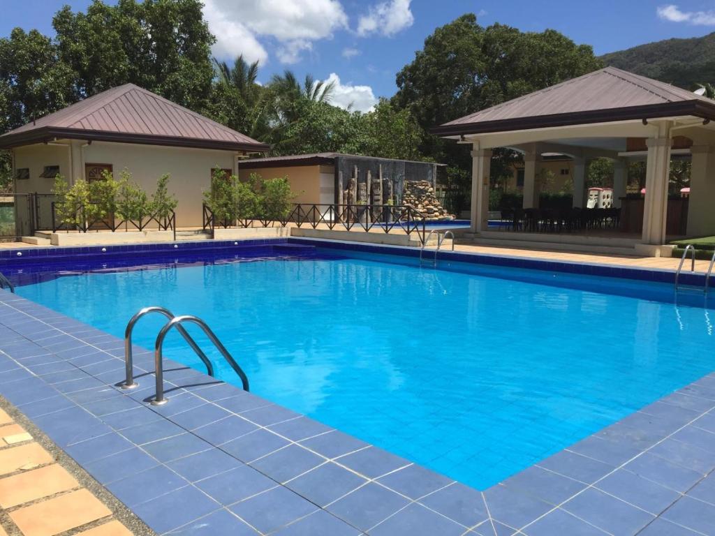 una gran piscina de agua azul en Villa Marilyn Resort and Hotel, en Corón