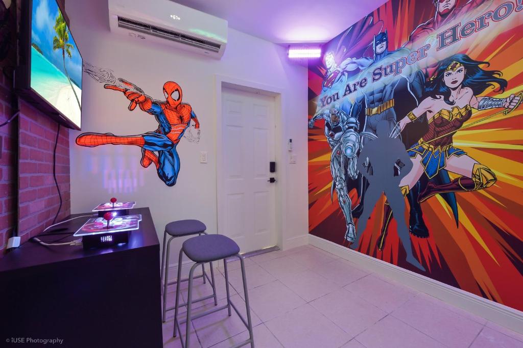 una habitación con un mural de superhéroes en la pared en Le Femme Paradise, en Miami