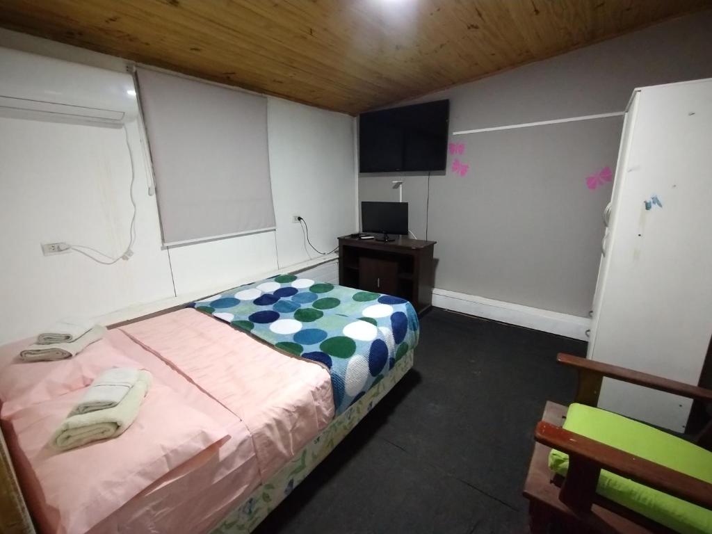 une chambre avec un lit dans une chambre avec une table dans l'établissement Depto Arianna, à Los Antiguos