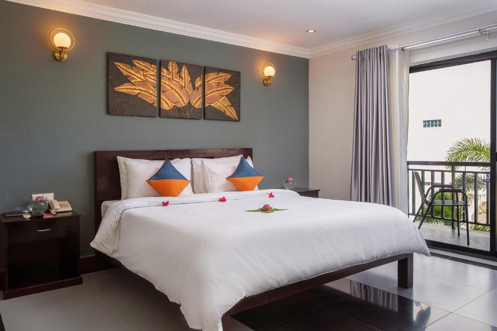Postel nebo postele na pokoji v ubytování Ratana Angkor Hotel