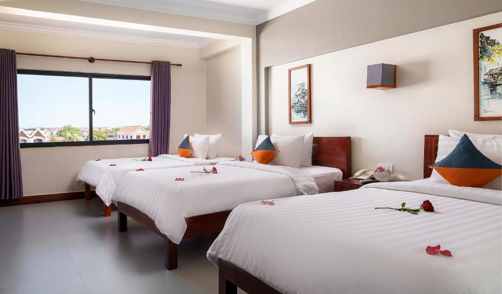Postel nebo postele na pokoji v ubytování Ratana Angkor Hotel