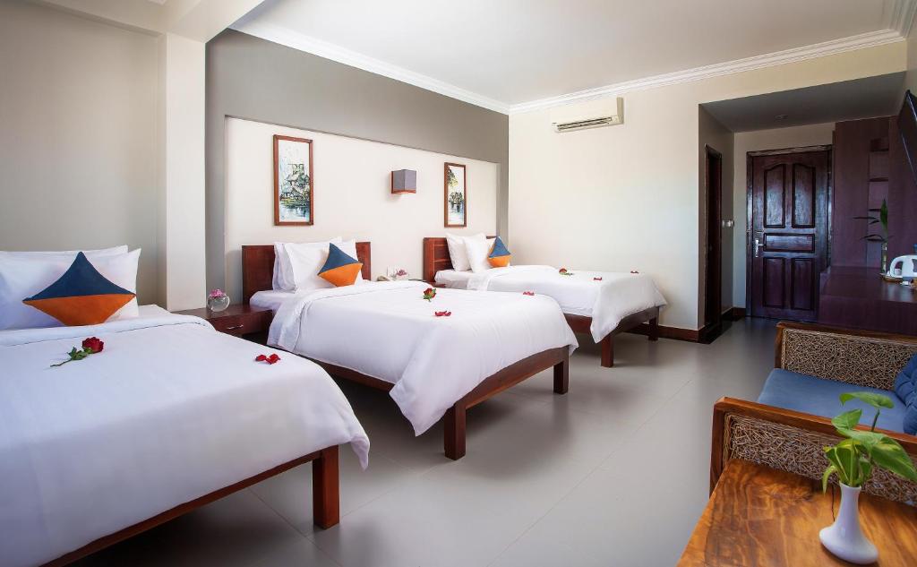 Postel nebo postele na pokoji v ubytování Ratana Angkor Hotel