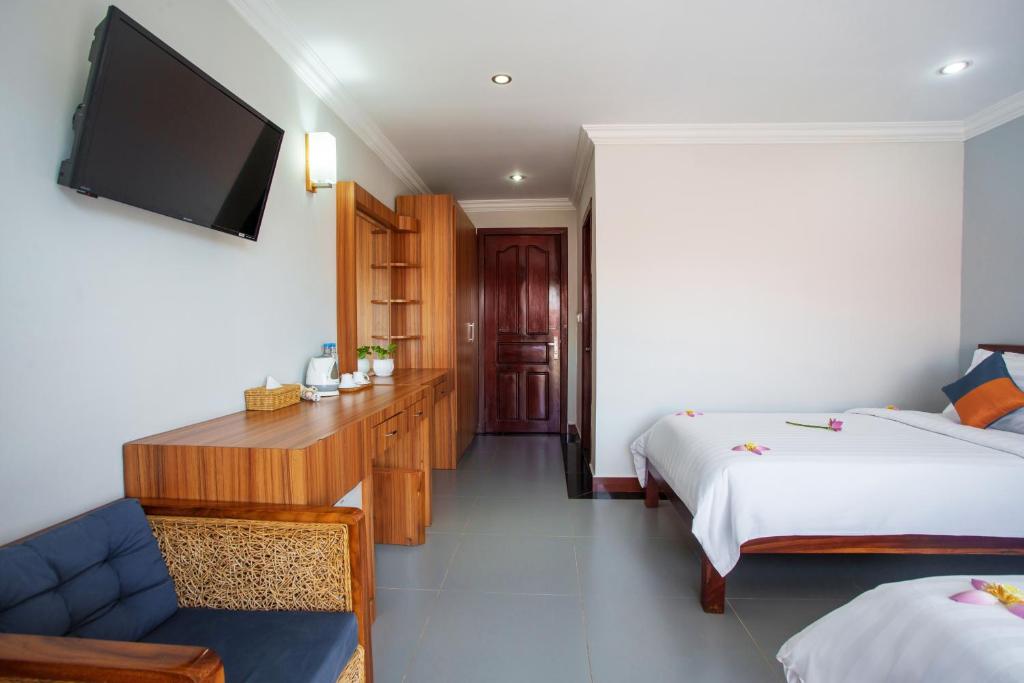 Postel nebo postele na pokoji v ubytování Ratana Angkor Hotel