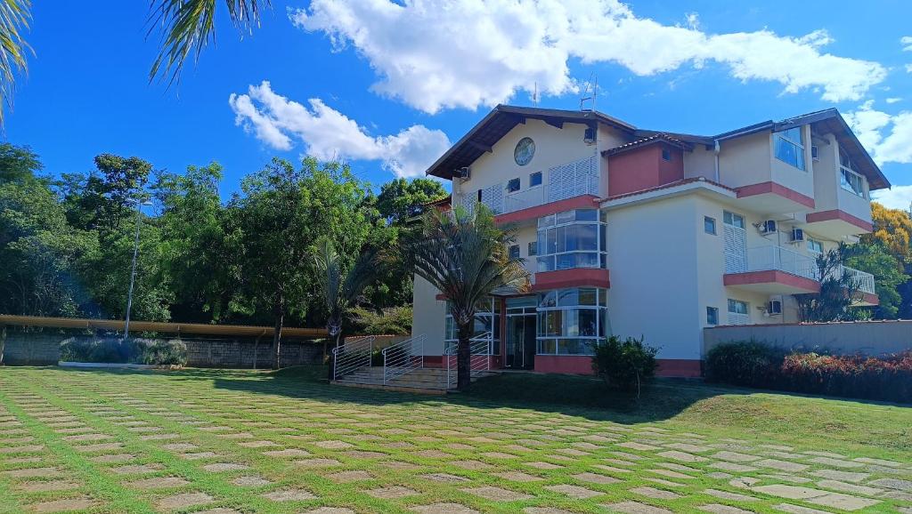 a large house with a yard in front of it at Pousada Mandala Botucatu in Botucatu