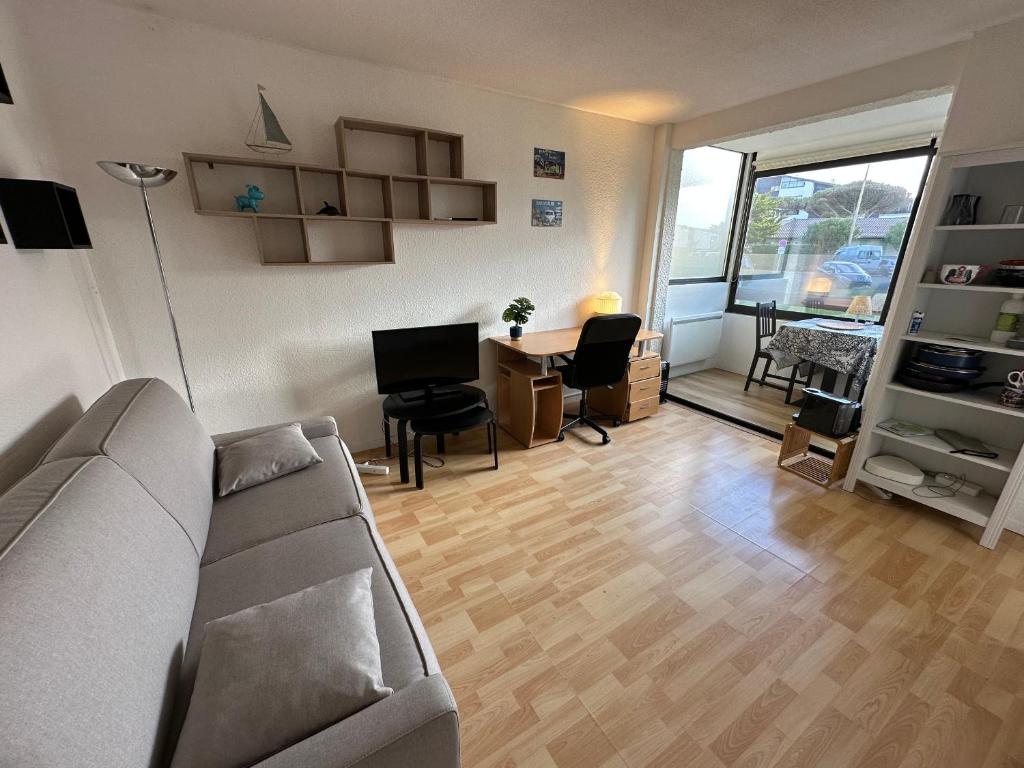 ein Wohnzimmer mit einem Sofa und einem Tisch in der Unterkunft Appartement Seignosse, 2 pièces, 4 personnes - FR-1-239-1008 in Seignosse