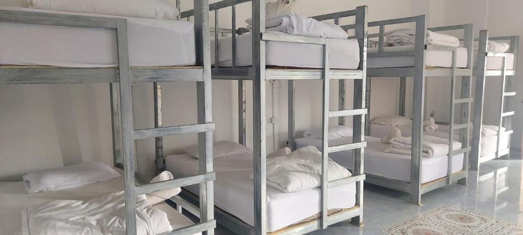 Dviaukštė lova arba lovos apgyvendinimo įstaigoje Dorm Janh Ya phone