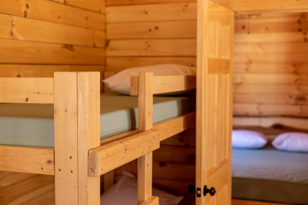 Postel nebo postele na pokoji v ubytování Zion Canyon Cabins
