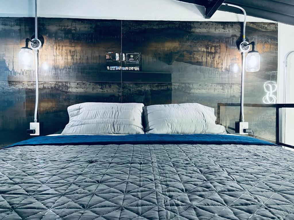 Un pat sau paturi într-o cameră la Room503SanSalvador