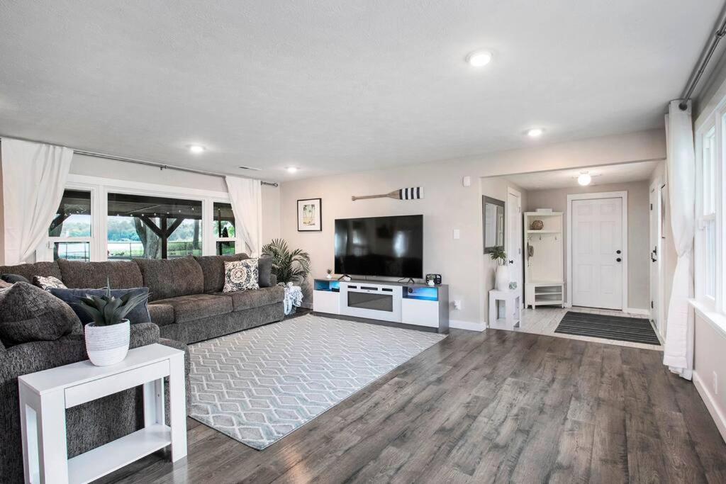 Lakeshore Cottage Waterfront/Great Wifi, Elkhart (updated prices 2024)